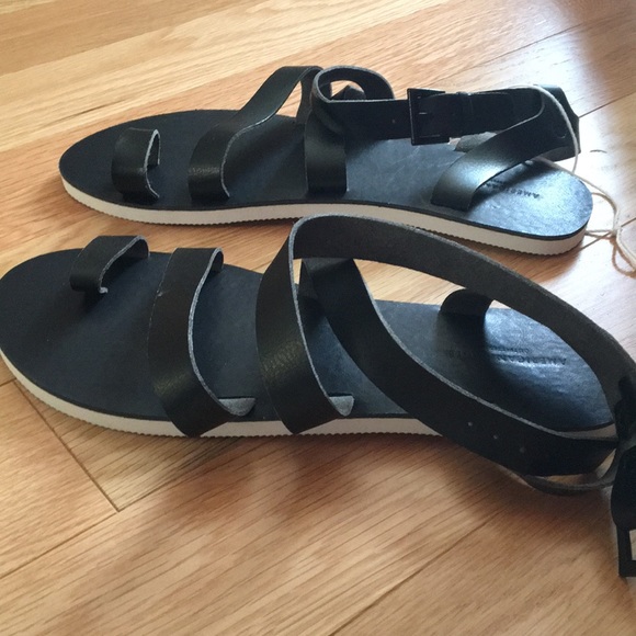 AEO BLACK STRAPPY SANDAL - Picture 2 of 3